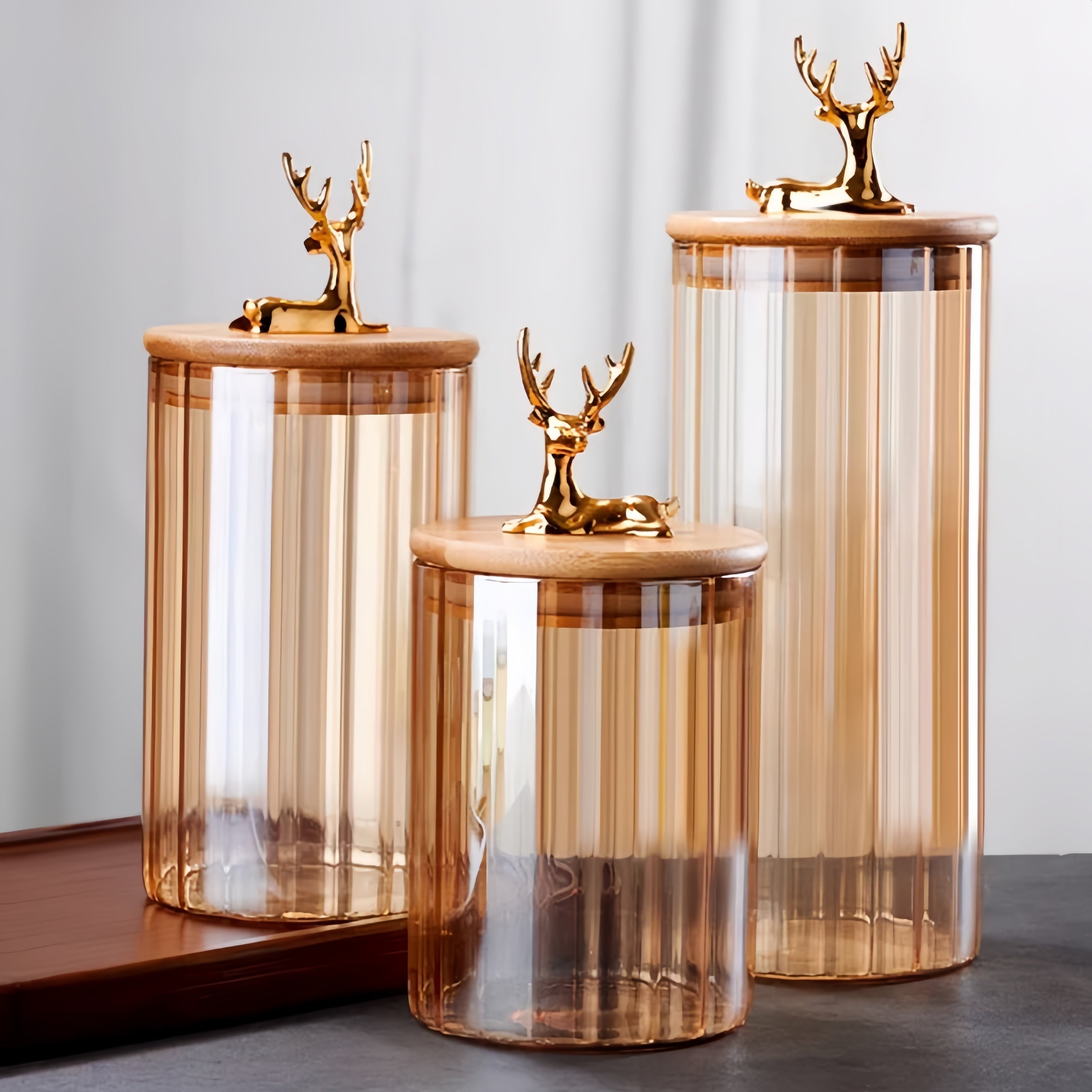 סט שלושה צנצנות זכוכית בגימור ענבר Elowen Stag עם מכסים זהובים