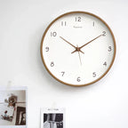 QuietOak Wanduhr mit geräuschlosem Uhrwerk und zeitloser Eleganz