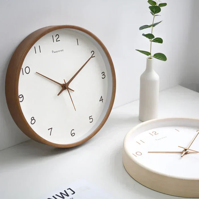 QuietOak Wanduhr mit geräuschlosem Uhrwerk und zeitloser Eleganz