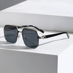 Vespera geometrikus napszemüveg az Eyewear kollekcióból