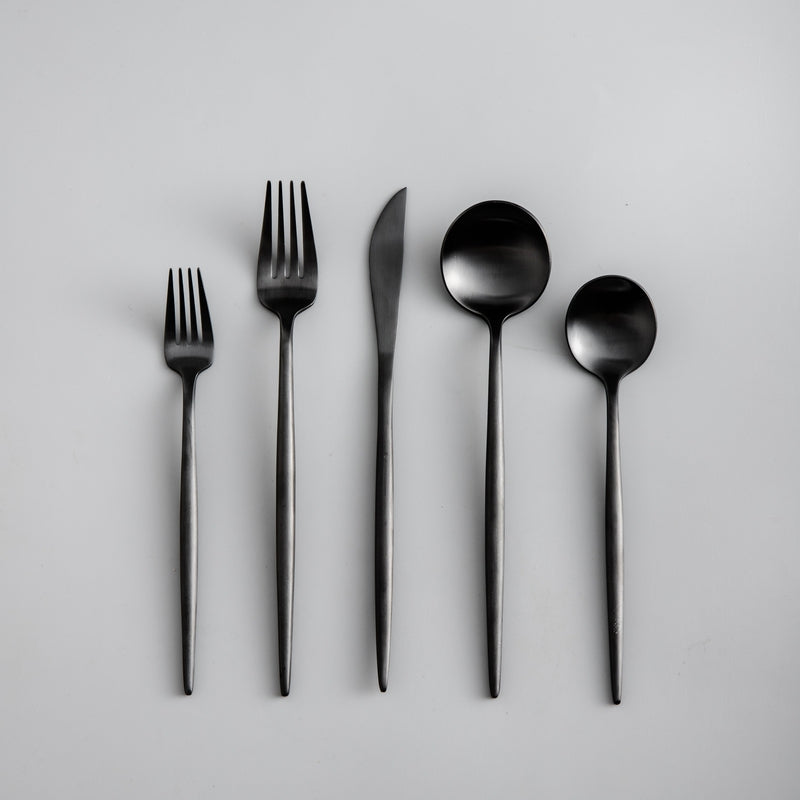 Set med bestick i slanka linjer med modern matplatsstil