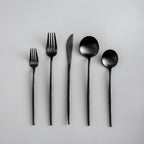 Set med bestick i slanka linjer med modern matplatsstil
