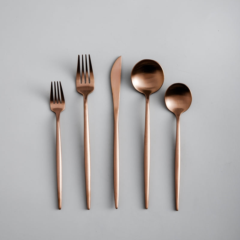 Set med bestick i slanka linjer med modern matplatsstil
