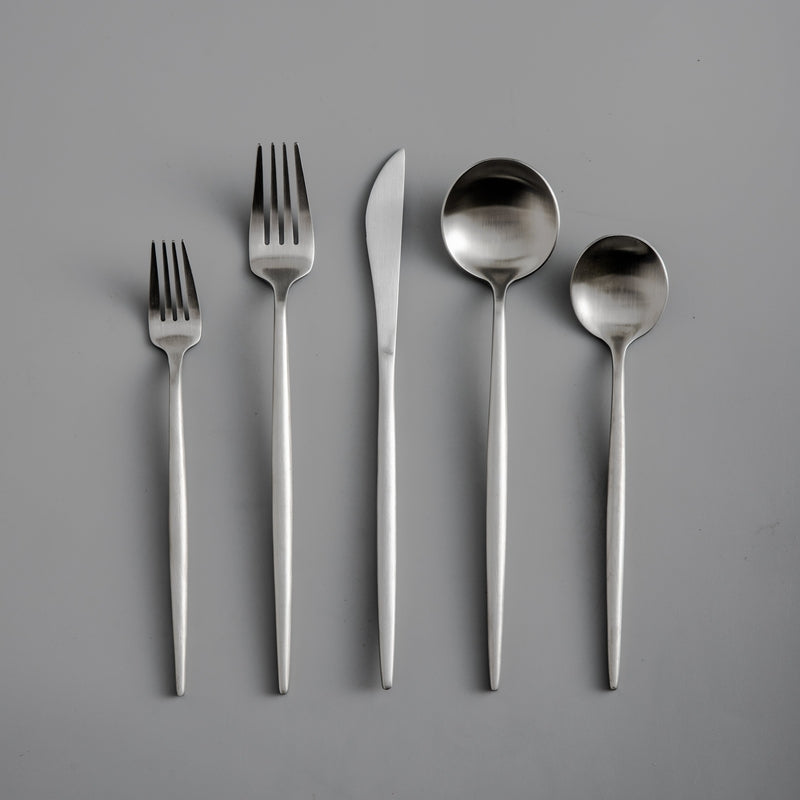 Set med bestick i slanka linjer med modern matplatsstil