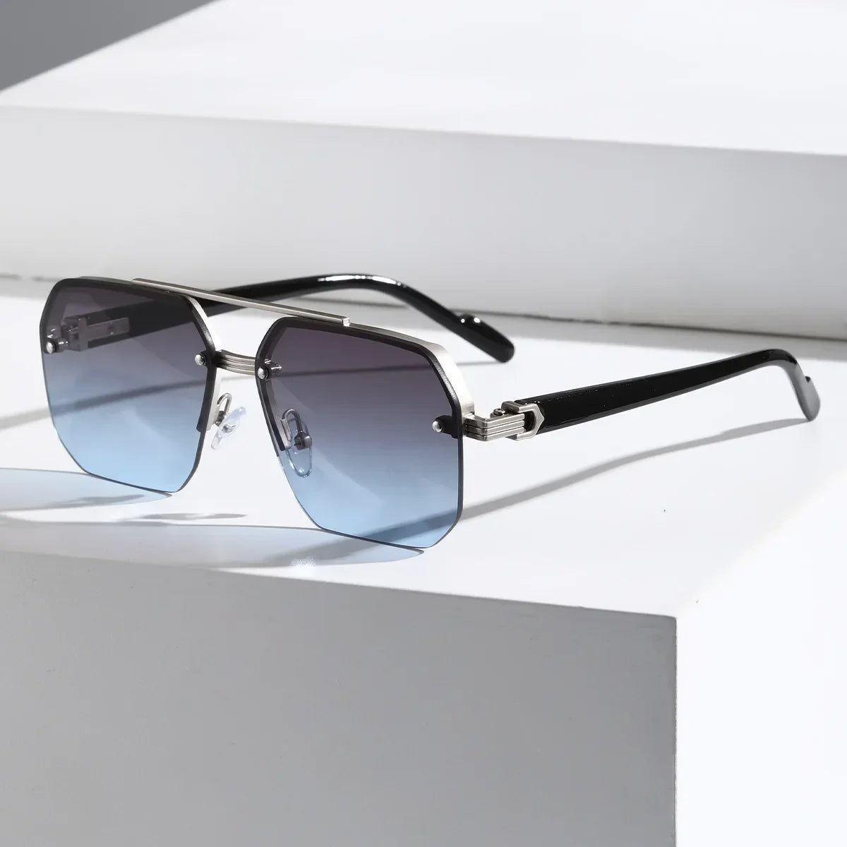 Vespera geometrikus napszemüveg az Eyewear kollekcióból