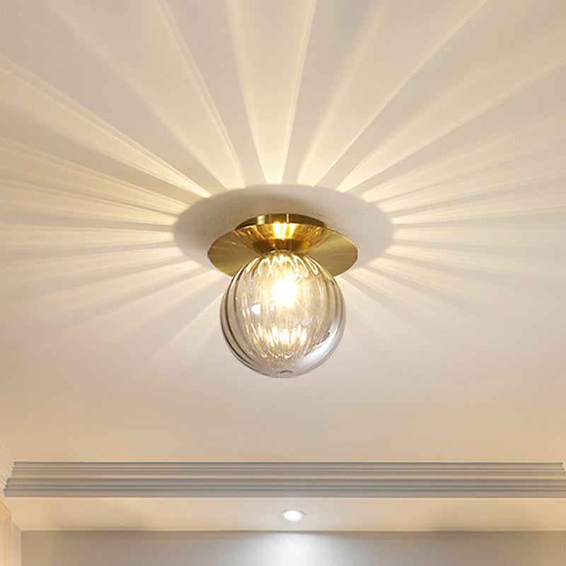 Elegancka lampa sufitowa AureliaGlow ze złotego szkła dymionego