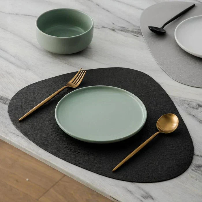 Set med bestick i slanka linjer med modern matplatsstil
