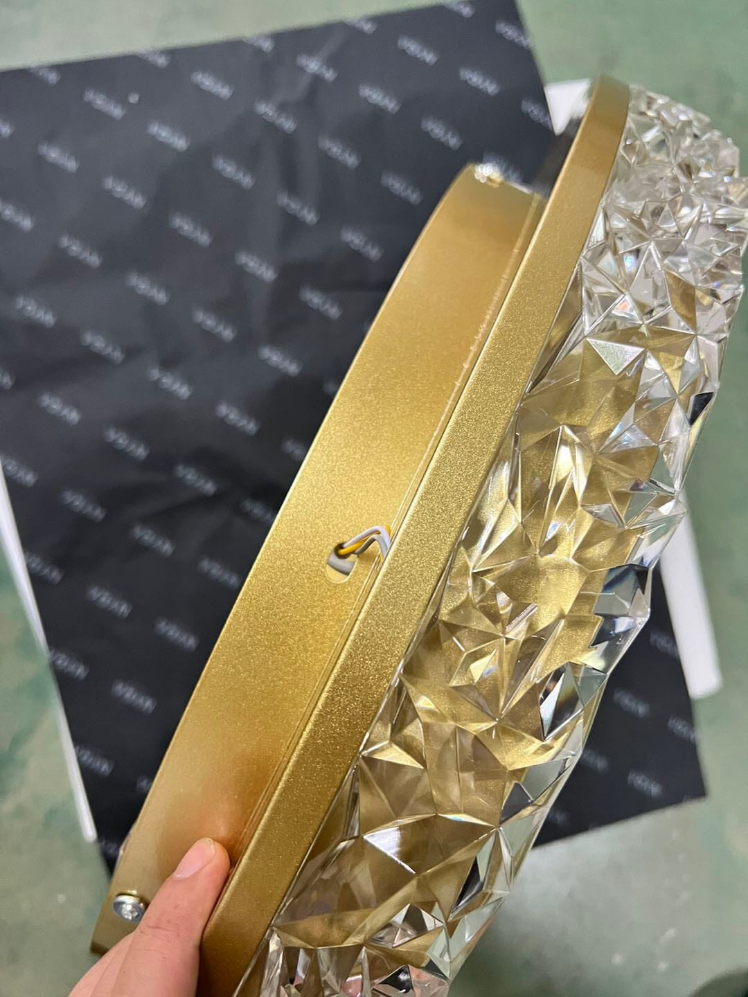 Marlow-kroonluchter met gouden afwerking en ronde kristaldetails