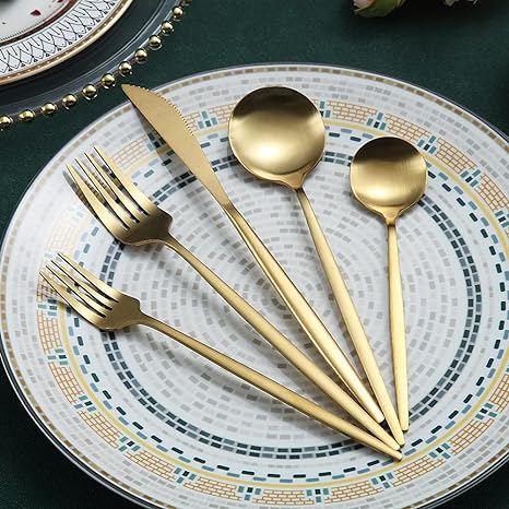 Set med bestick i slanka linjer med modern matplatsstil