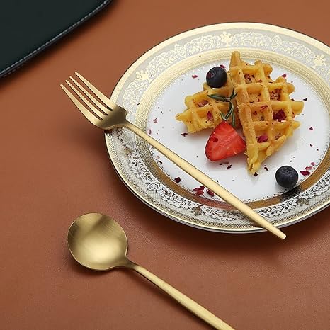 Set med bestick i slanka linjer med modern matplatsstil