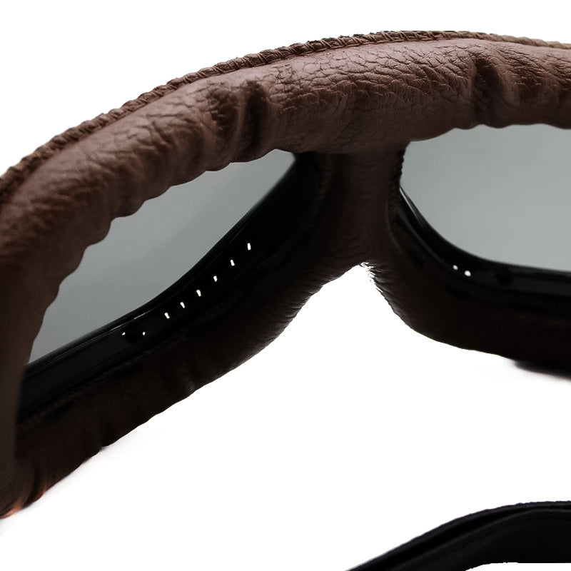 Gafas plegables RetroGuard Gear para motociclistas en movimiento