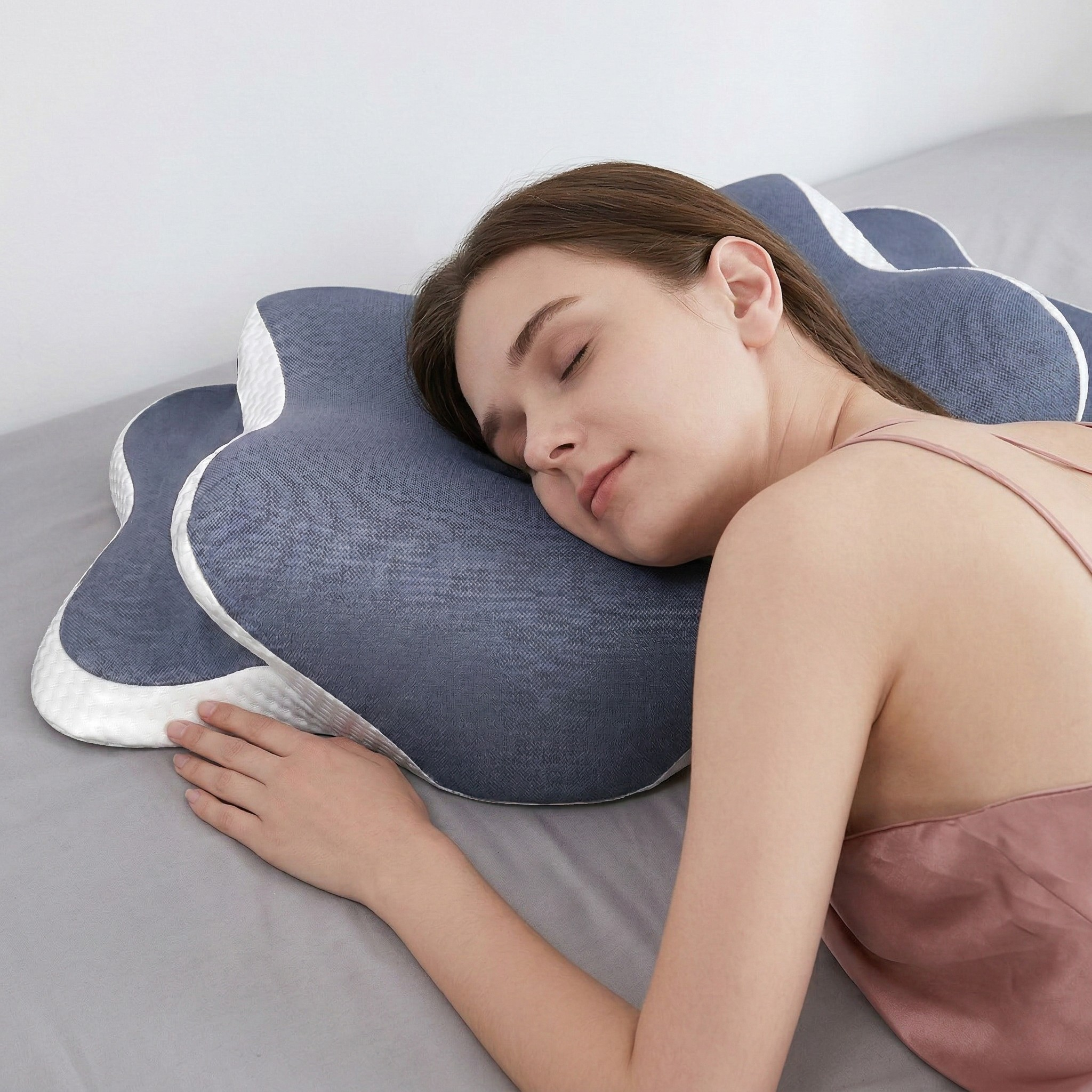 Formet memoryskum ergonomisk nakkepude til lindring af nakkesmerter