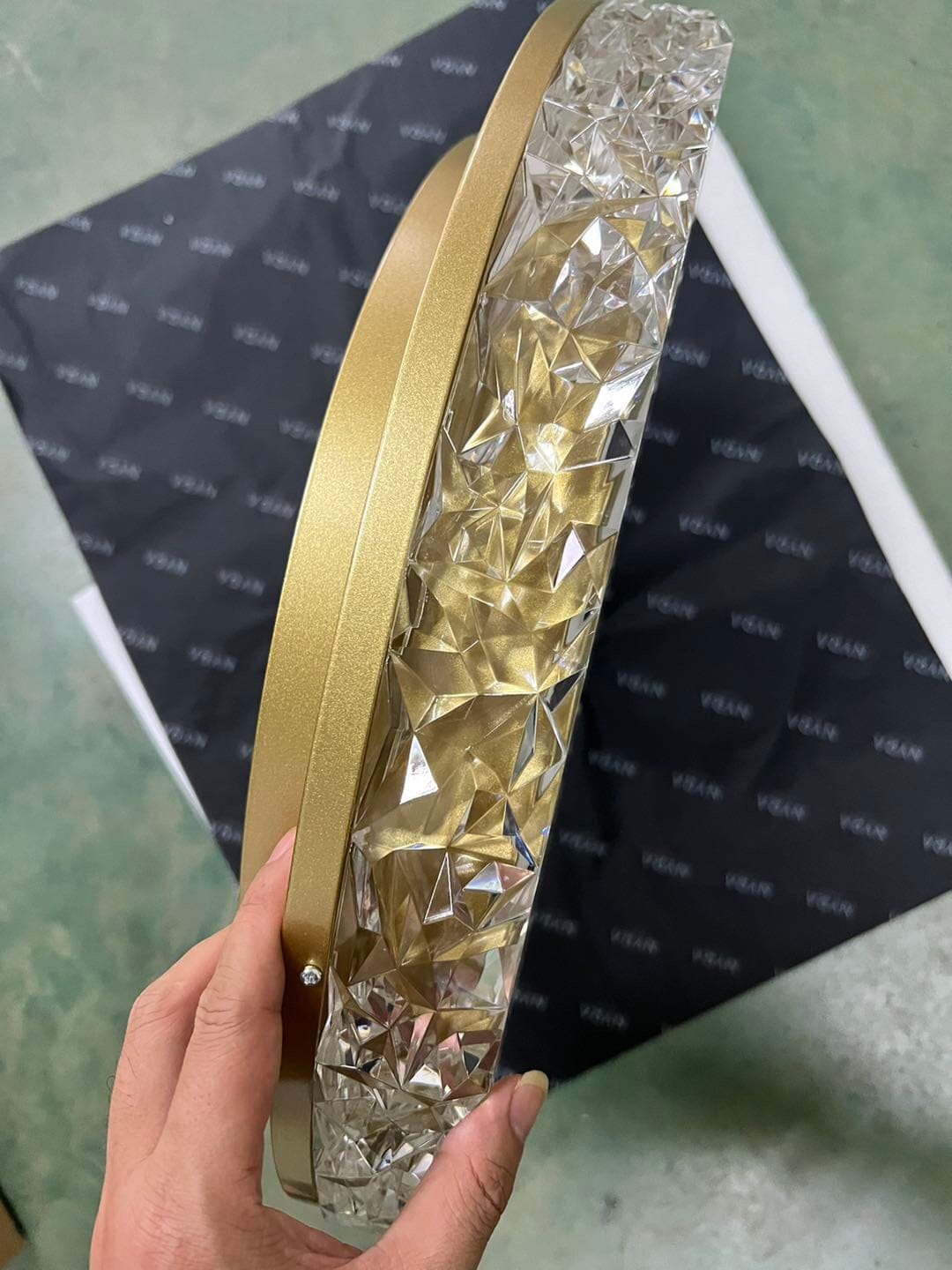 Marlow-kroonluchter met gouden afwerking en ronde kristaldetails