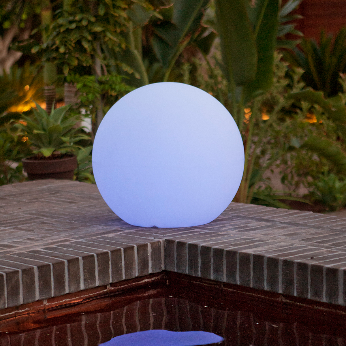 Shiny play ball in various sizes!