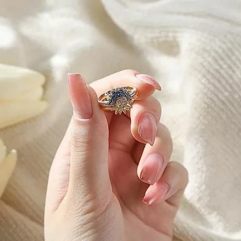 Anillo de Cristal Plateado Lunara con Diseño de Sol y Luna para un Look Celestial Audaz
