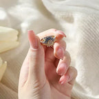 Anillo de Cristal Plateado Lunara con Diseño de Sol y Luna para un Look Celestial Audaz