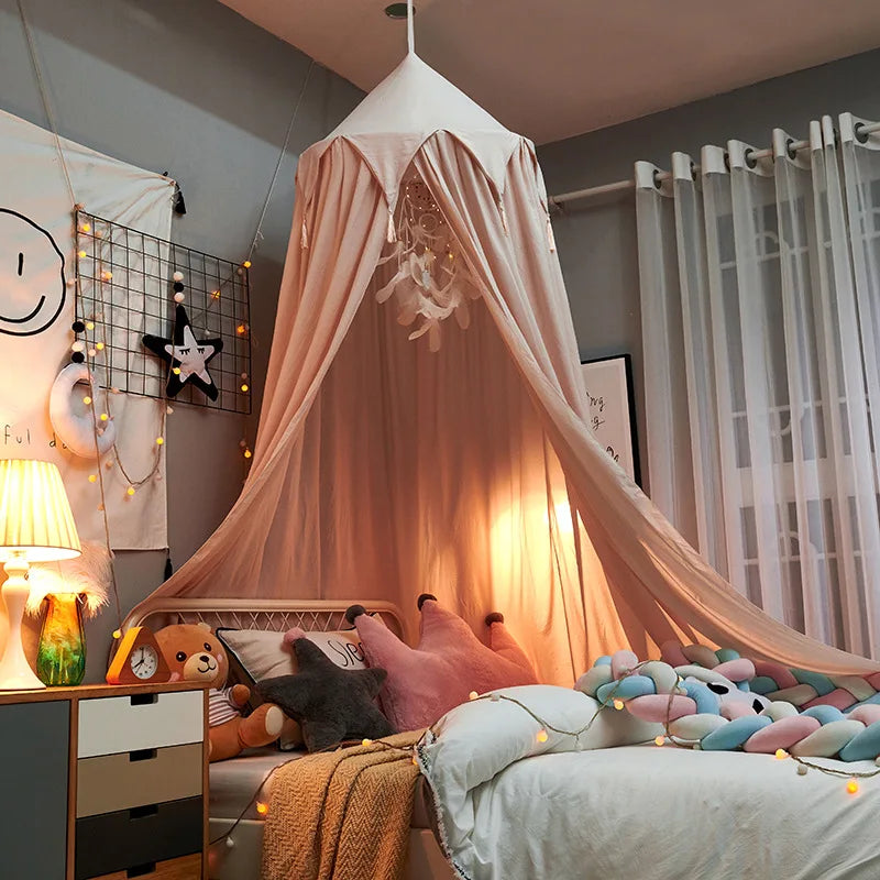 Dosel para cama infantil LumaNest con borlas en blanco, rosa y gris