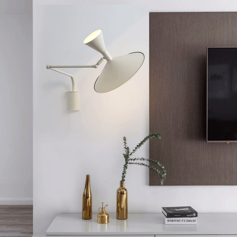 Lámpara de Pared Moderna NovaSwing con Brazo Oscilante y Enchufe para Decoración de Dormitorio
