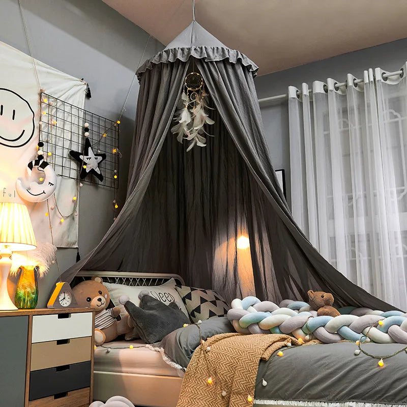 Dosel para cama infantil LumaNest con borlas en blanco, rosa y gris
