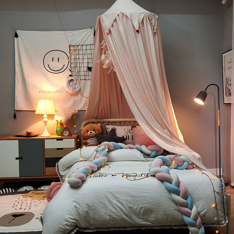 Dosel para cama infantil LumaNest con borlas en blanco, rosa y gris