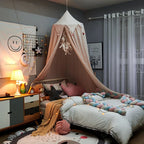 Dosel para cama infantil LumaNest con borlas en blanco, rosa y gris