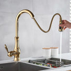 Torneira de Cozinha LumaGleam com Acabamento Dourado e Pulverizador Retrátil