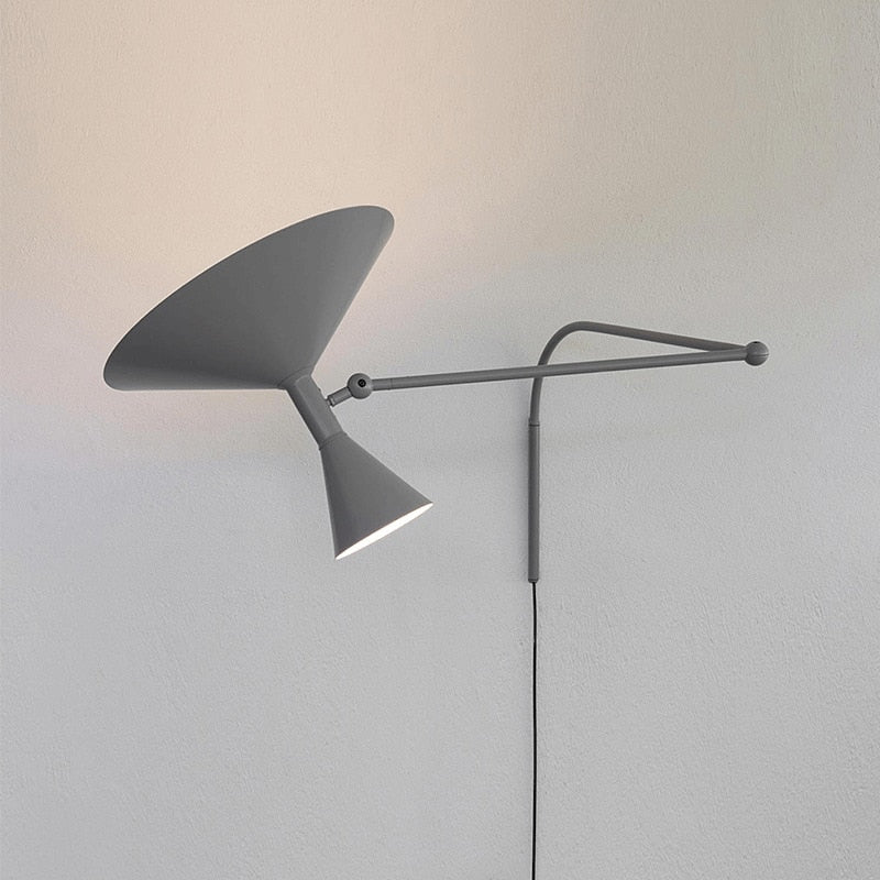 Lámpara de Pared Moderna NovaSwing con Brazo Oscilante y Enchufe para Decoración de Dormitorio