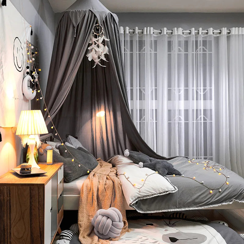 Dosel para cama infantil LumaNest con borlas en blanco, rosa y gris