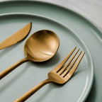 Set med bestick i slanka linjer med modern matplatsstil