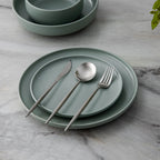 Set med bestick i slanka linjer med modern matplatsstil