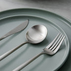 Set med bestick i slanka linjer med modern matplatsstil
