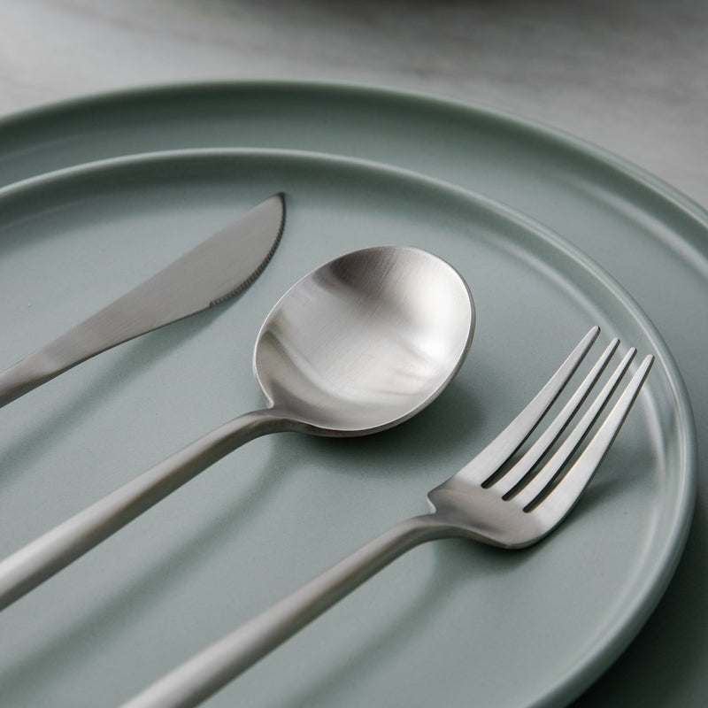 Set med bestick i slanka linjer med modern matplatsstil