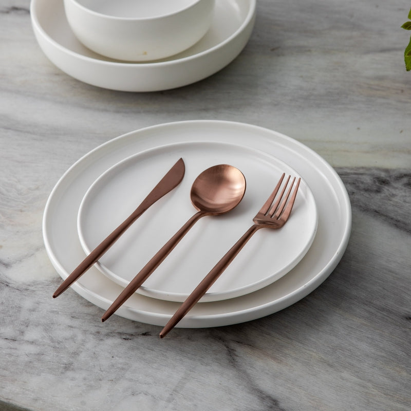 Set med bestick i slanka linjer med modern matplatsstil