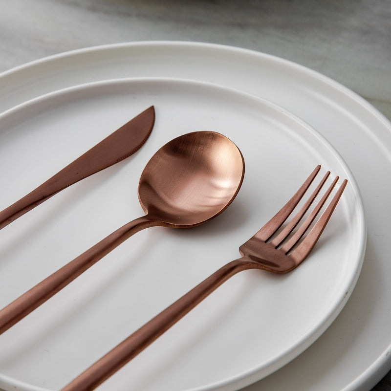 Set med bestick i slanka linjer med modern matplatsstil