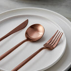 Set med bestick i slanka linjer med modern matplatsstil