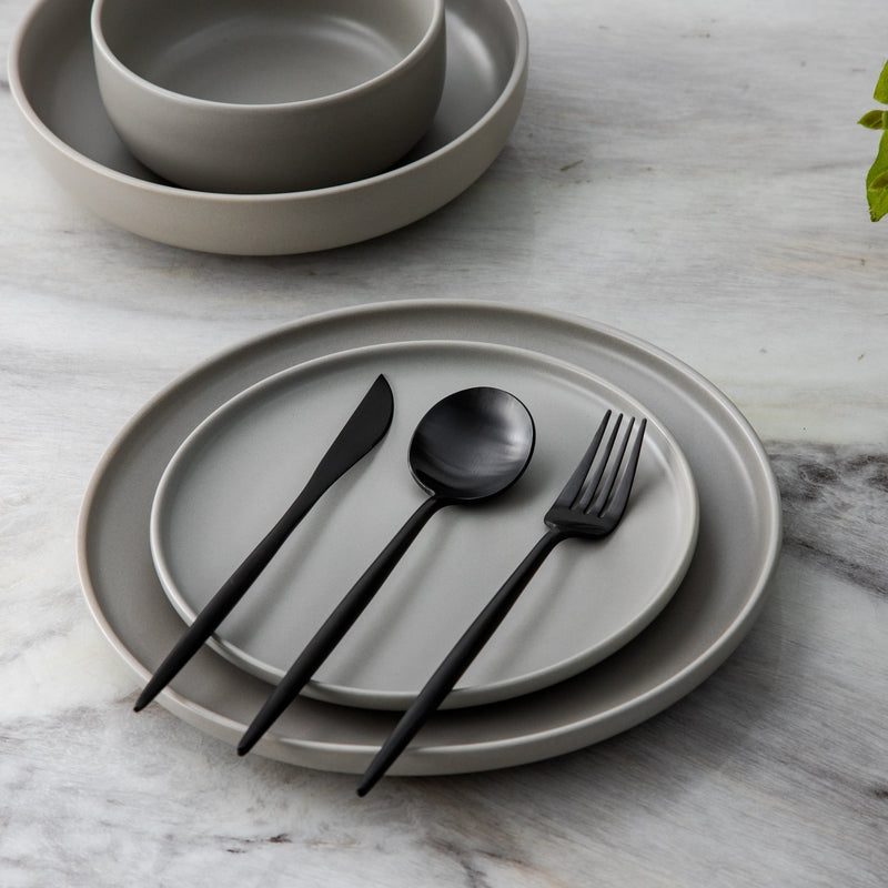 Set med bestick i slanka linjer med modern matplatsstil