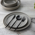 Set med bestick i slanka linjer med modern matplatsstil