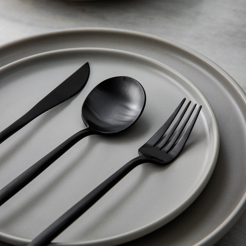 Set med bestick i slanka linjer med modern matplatsstil