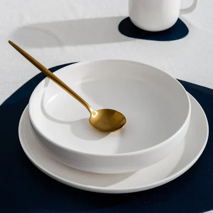 Set med bestick i slanka linjer med modern matplatsstil