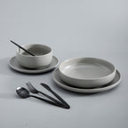 Set med bestick i slanka linjer med modern matplatsstil