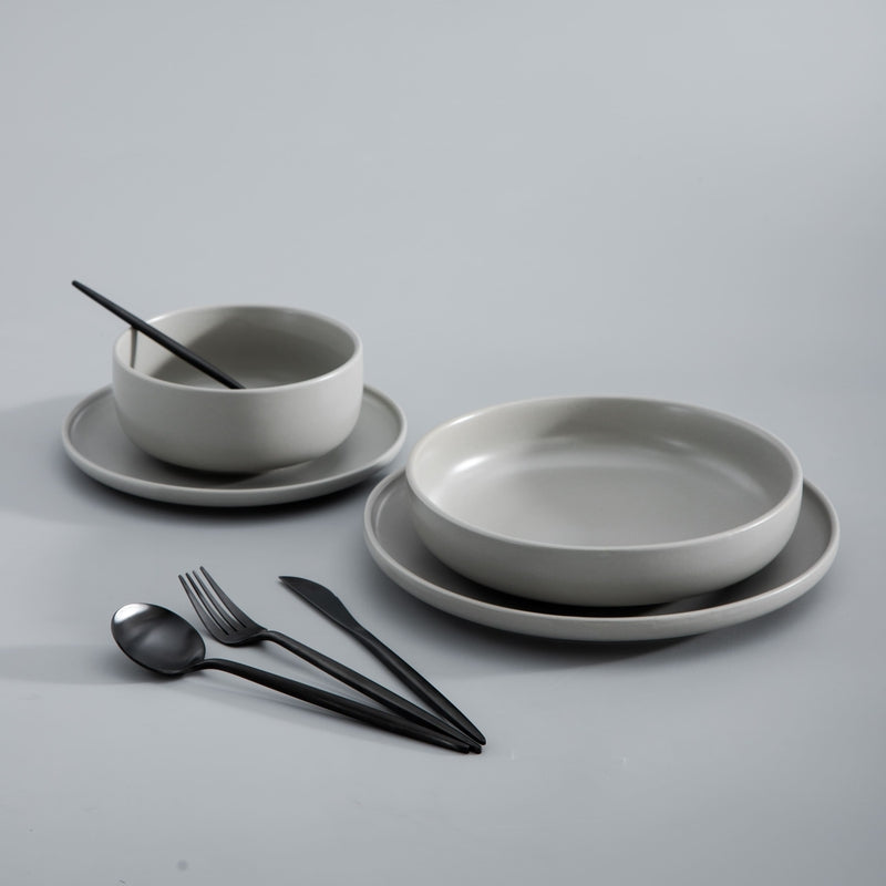 Set med bestick i slanka linjer med modern matplatsstil