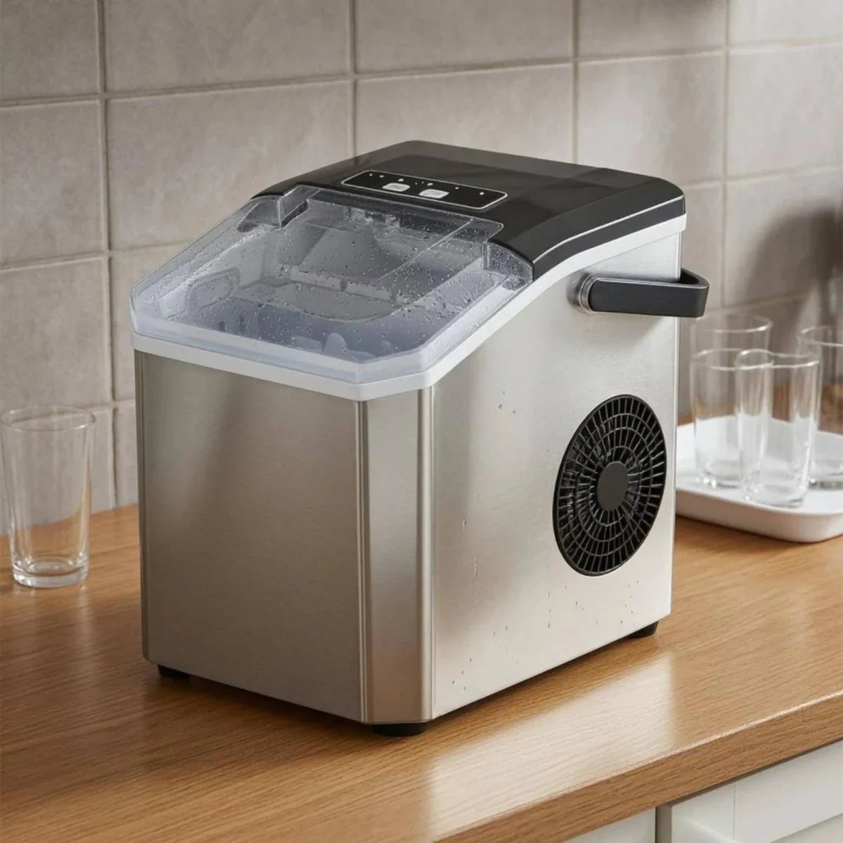 Compact ice machine for fast ice cubes at the push of a button