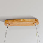 Lámpara colgante LED LumaWood con acabado en madera y sutiles detalles metálicos