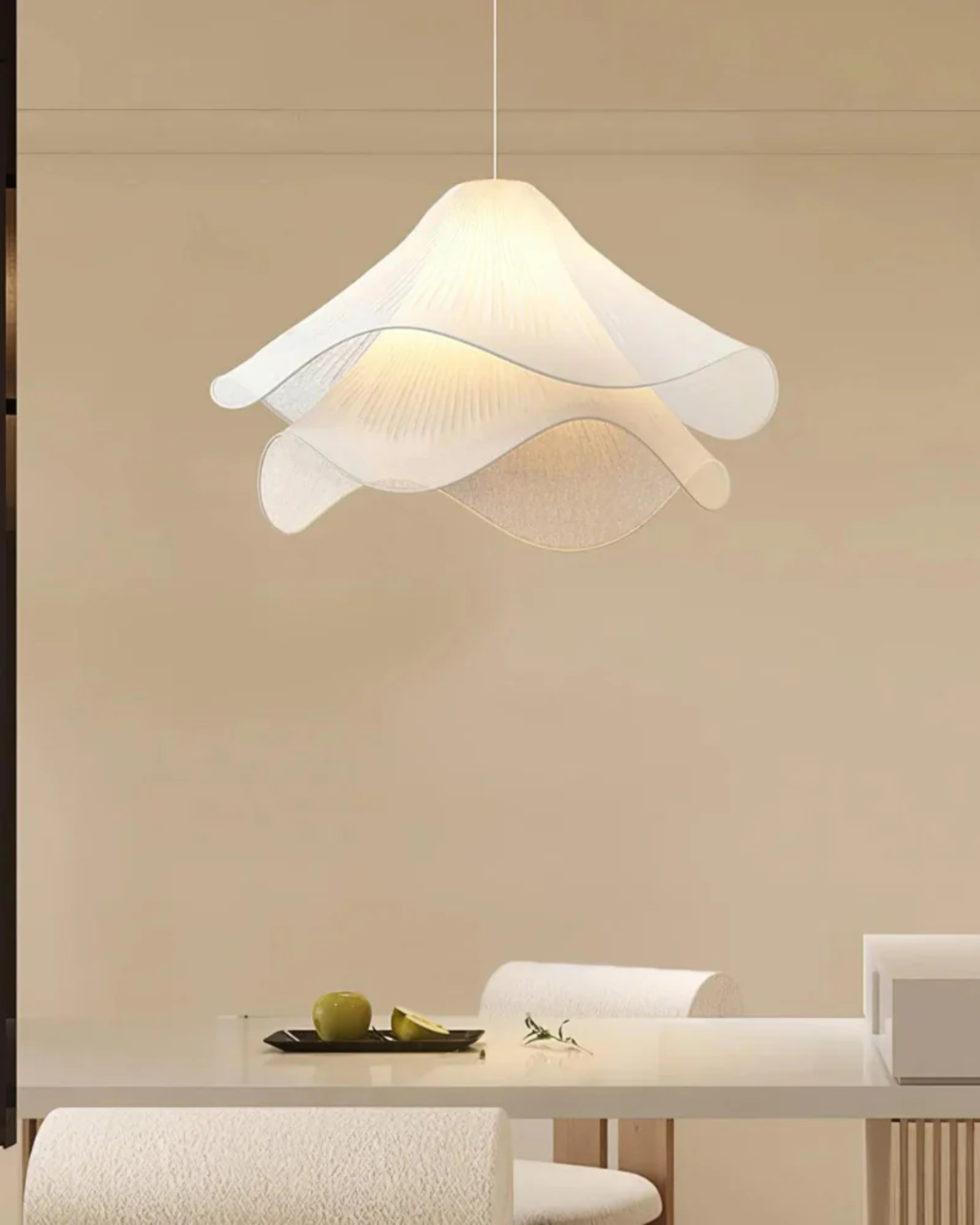 Kirra závěsné světlo Soft Glow s vrstvou okvětních lístků na stropní svítidlo