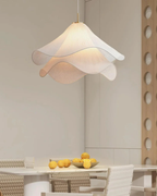 Kirra závěsné světlo Soft Glow s vrstvou okvětních lístků na stropní svítidlo