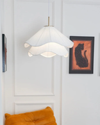 Kirra závěsné světlo Soft Glow s vrstvou okvětních lístků na stropní svítidlo