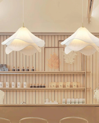 Kirra závěsné světlo Soft Glow s vrstvou okvětních lístků na stropní svítidlo