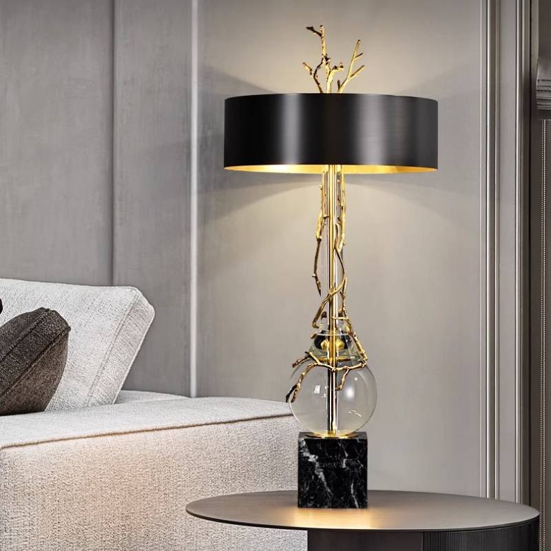 مصباح طاولة أنيق بقاعدة من الرخام وظل أسود لإضاءة تصميمية