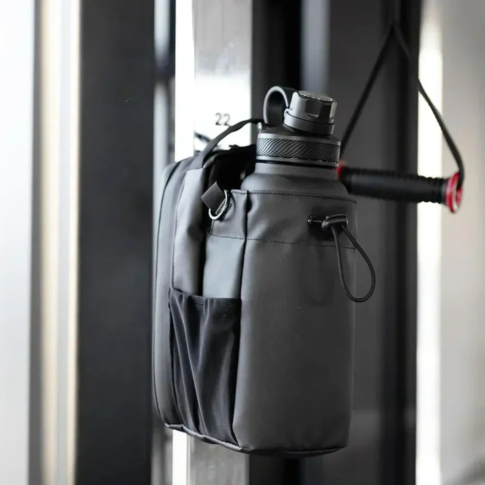 Træningstaske med magnetisk fastgørelse holder udstyr væk fra gulvet