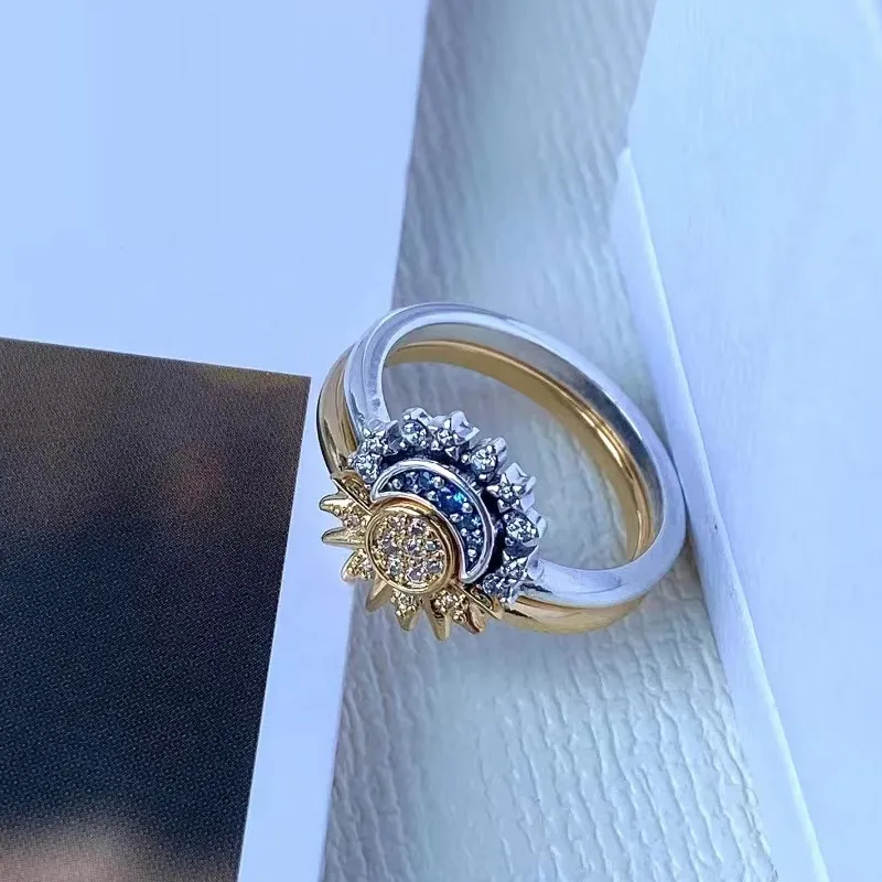 Anillo de Cristal Plateado Lunara con Diseño de Sol y Luna para un Look Celestial Audaz